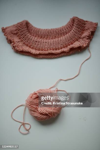 knitting project in peachy color gone wrong, seen on a white background - incomplete 個照片及圖片檔