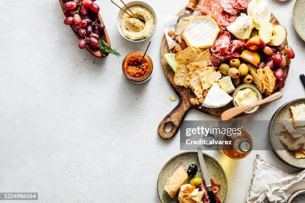 high angle view of fresh mediterranean tapas platter - vista de cima para baixo mesa imagens e fotografias de stock
