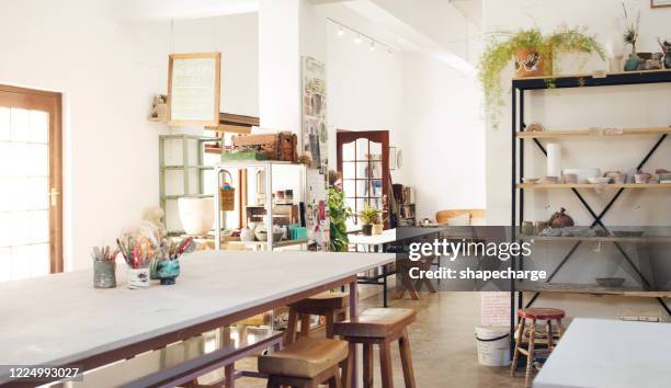 de plek om ambacht en creatief te krijgen - kunstatelier stockfoto's en -beelden
