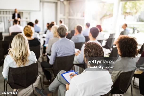achtermening van grote groep ondernemers op een seminarie. - audience stockfoto's en -beelden
