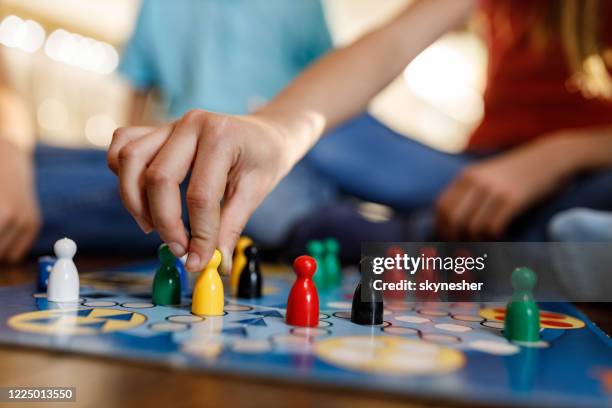 sluit van het spelen van ludo spel. - boardgame stockfoto's en -beelden