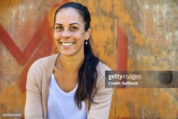 gelukkige student - inheemse bevolking stockfoto's en -beelden