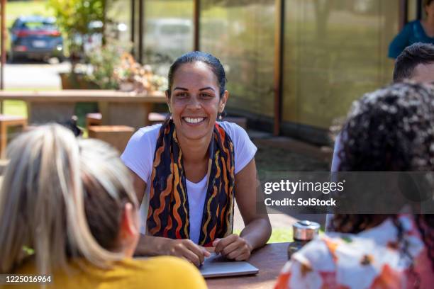 aprender en el sol - etnia aborigen australiana fotografías e imágenes de stock