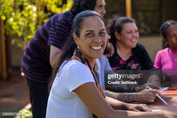 gruppenlernen - indigenous australians stock-fotos und bilder