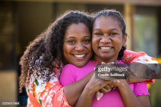 freundschaft - aboriginal woman stock-fotos und bilder
