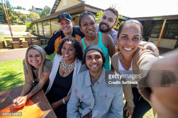 selfie al aire libre - etnia aborigen australiana fotografías e imágenes de stock