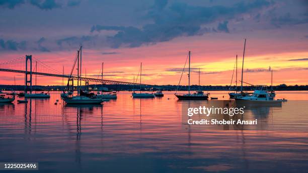 beautiful sunrise in jamestown, claiborne pell (newport bridge), rhode island - newport rhode island stock-fotos und bilder