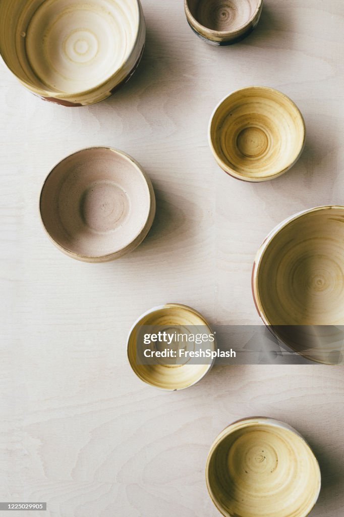 Handgemaakte keramische beschilderde kommen, een platte lay