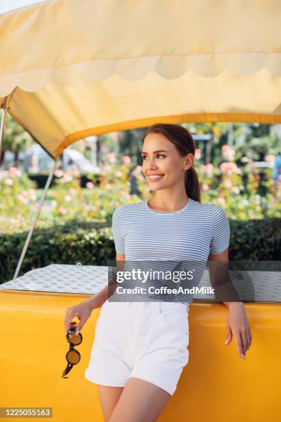 hermosa mujer se para en la calle - pantalón corto fotografías e imágenes de stock