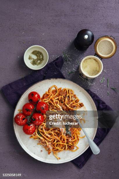 italian spaghetti with minced meat and tomato sauce - bolognese sauce stock pictures, royalty-free photos & images