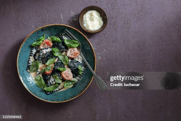 krabbenfleisch ravioli nero - tortelloni stock-fotos und bilder