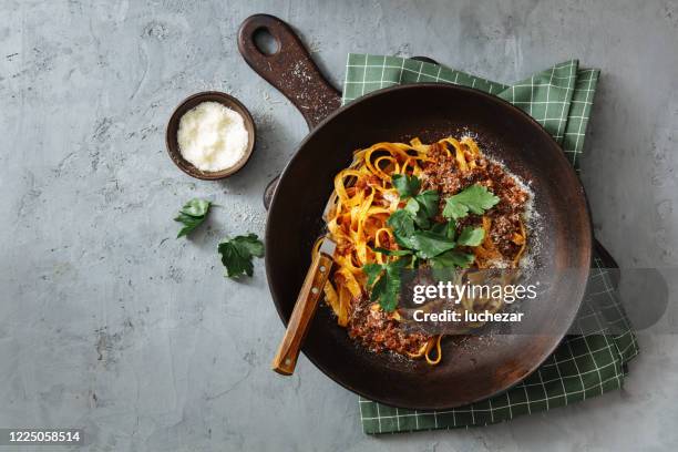 klassieke tagliatelle met saus bolognese - healthy dishes no people stockfoto's en -beelden