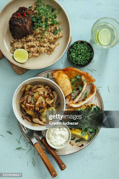 kip milanese met knapperige aardappelen en rucola. beef cheek met risotto. - milanese stockfoto's en -beelden