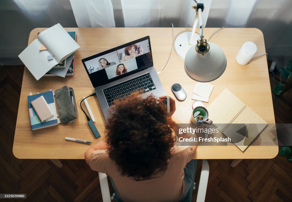 Sociale distantiëring en self care: Happy Woman Teleconferencing vanuit huis