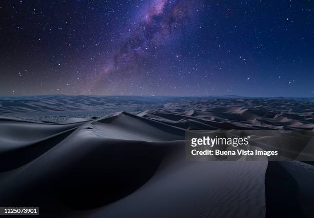 milky way over desert - abu dhabi night stock pictures, royalty-free photos & images