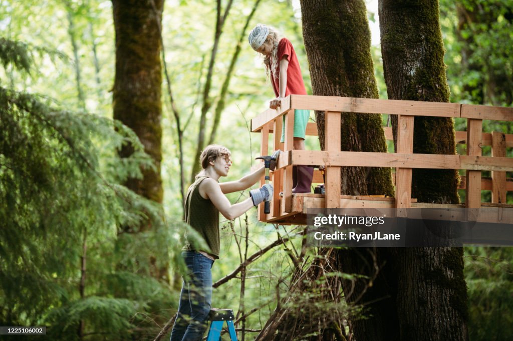 Mor och dotter arbete i Backyard Tree Fort
