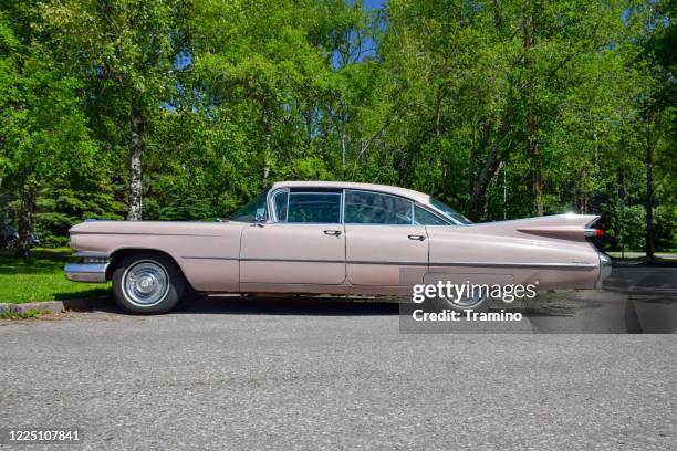 klassische cadillac limousine von city auf einer straße - cadillac stock-fotos und bilder