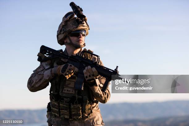 soldat auf dem schlachtfeld - army soldier stock-fotos und bilder