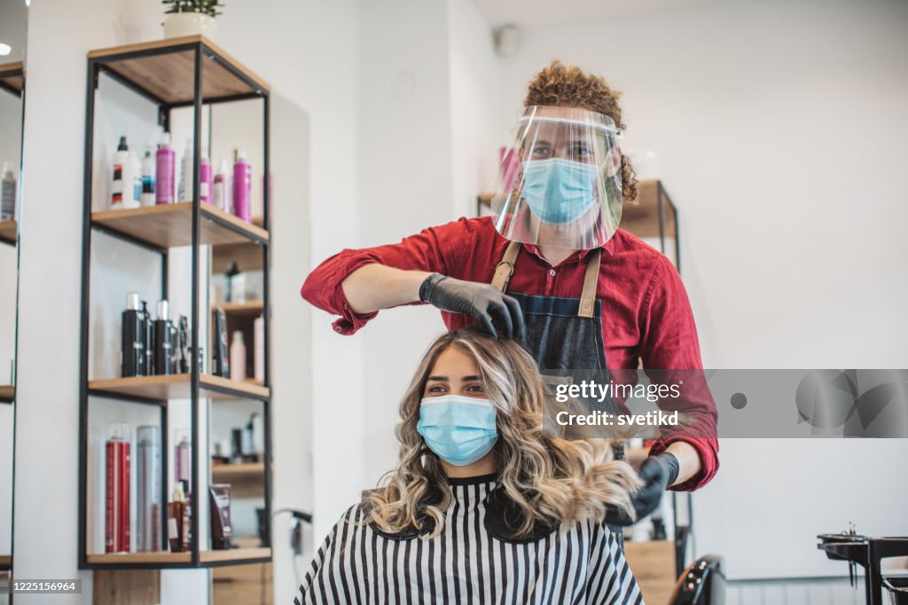 Haar knippen tijdens pandemie