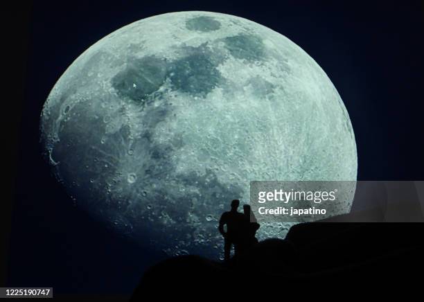 149 Couple Looking At Moon Photos and Premium High Res Pictures - Getty  Images