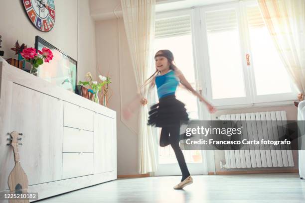 little girl dance at home - girls television show - fotografias e filmes do acervo