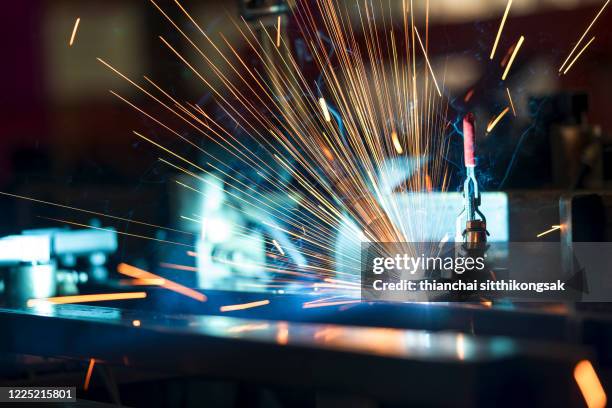 spark from robot industrial welder torch - metalwork stock-fotos und bilder