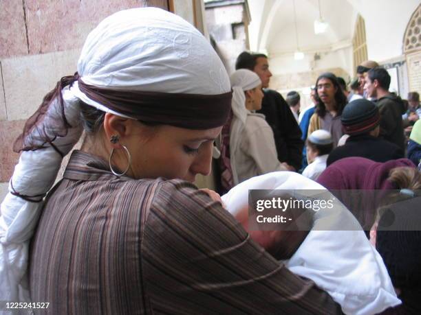 Shilo Benyitzhak a photographié sa soeur Yehudit, 20 ans, avec son nouveau bébé Avihail lors de la cérémonie de circoncision au Tombeau des...