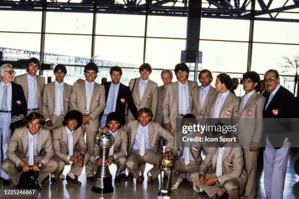 Team Independiente celebrate his victory with the trophy during the Intercontinental Cup, Toyota Cup match between Liverpool and Independiente at...