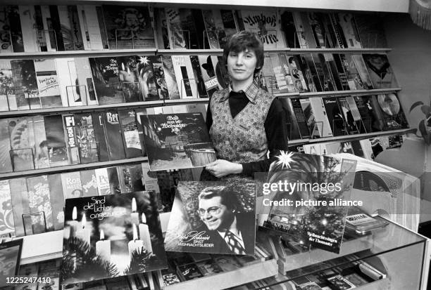 December 1986, Saxony, Eilenburg: Long playing records at Christmas time, among other things, with Peter Schreier and the Thomaner, offers in...