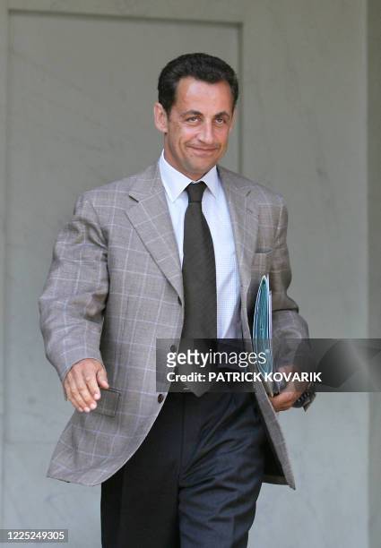 Le ministre de l'Intérieur Nicolas Sarkozy quitte le palais de l'Elysée à l'issue du Conseil des ministres, le 02 août 2005 à Paris. Le Conseil des...