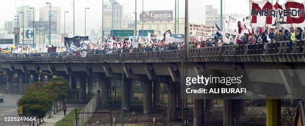 Distintas agrupaciones de piqueteros, marchan sobre el puente Pueyrredón, en Buenos Aires, Argentina, el 26 de junio de 2004. Los manifestantes...