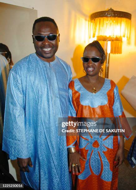 Les chanteurs maliens Amadou et Mariam s'aprêtent à se produirent sur la scène de la salle de concert La Boule Noire le 21 novembre 2004 à Paris....