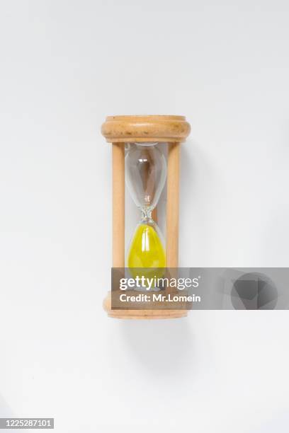 reloj de arena amarillo - reloj stock pictures, royalty-free photos & images