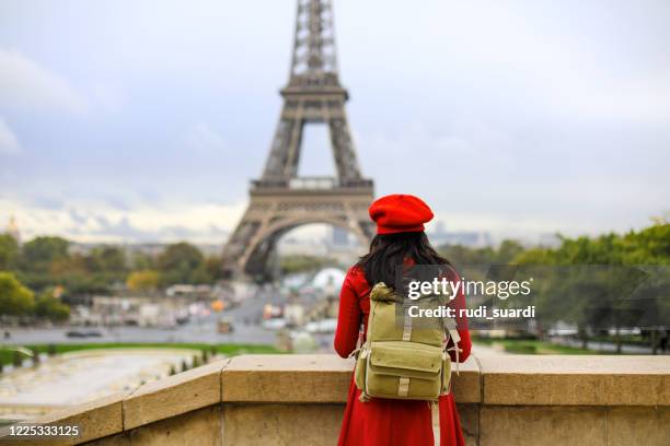 aziatische jonge vrouw die zich voor de toren van eiffel bevindt - paris street woman stockfoto's en -beelden