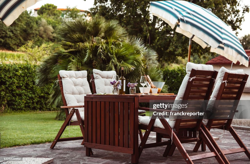 Mesa al aire libre