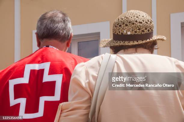 two people walking on zebra crossing, senior woman. - comité internacional da cruz vermelha imagens e fotografias de stock