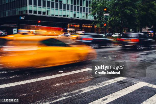 car traffic on park avenue in midtown manhattan - yellow taxi 個照片及圖片檔