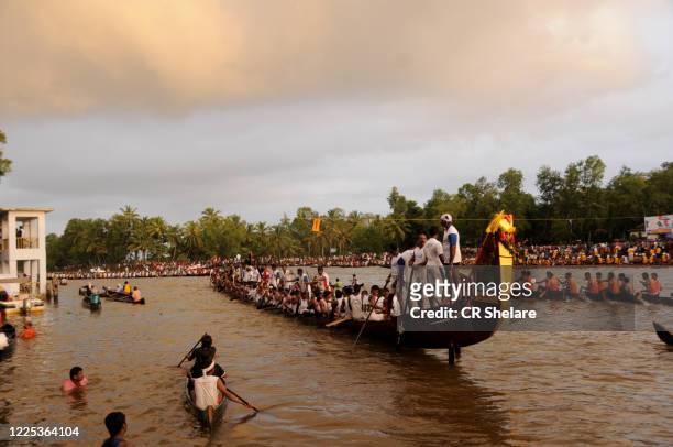 snake boat race at payippad, kerala, india . - kerala snake boat fotografías e imágenes de stock