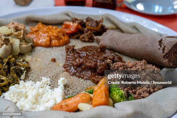 injera flatbread with meat, addis ababa, ethiopia, africa - ethiopian food stockfoto's en -beelden