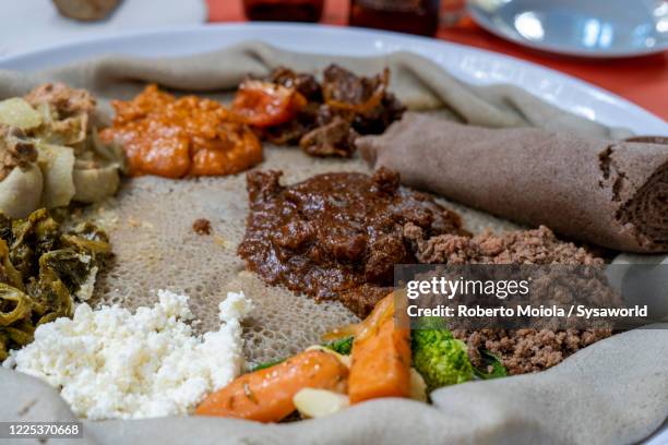 injera flatbread with meat, addis ababa, ethiopia, africa - ethiopia imagens e fotografias de stock