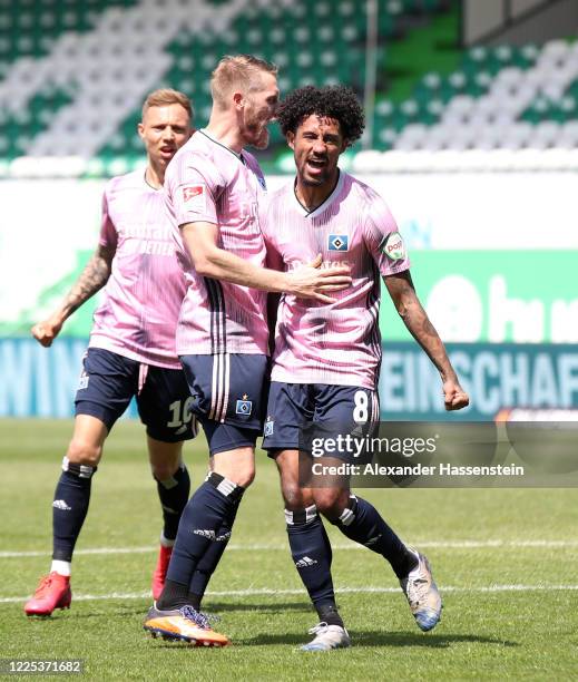 Jeremy Dudziak of Hamburg celebrates his team's second goal with team mate Aaron Hunt during the Second Bundesliga match between SpVgg Greuther Fürth...