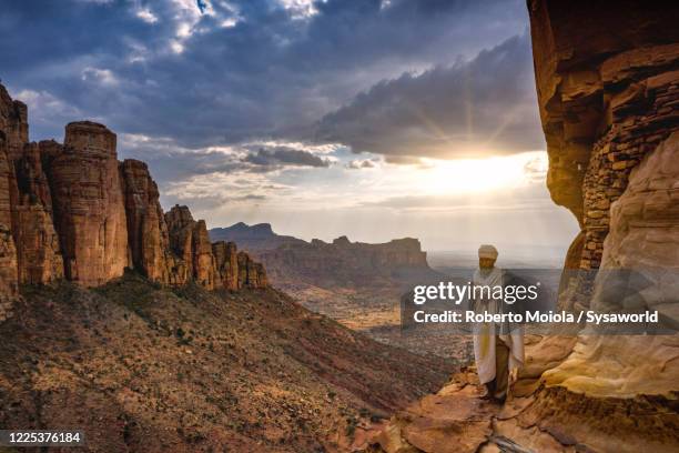 orthodox priest holding the hand cross, abuna yemata guh church, tigray, ethiopia - etiopia foto e immagini stock