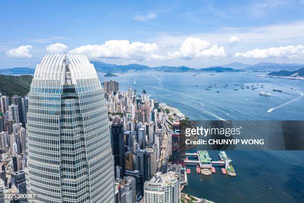vue de drone de la ville de hong kong - tour two international finance center photos et images de collection