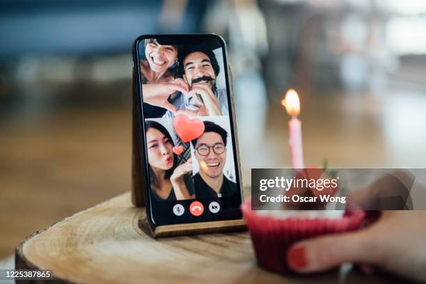 close-up shot of friends celebrating birthday on a video call using smart phone - oscar party 個照片及圖片檔