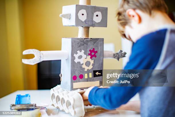 grappig gebruik van toiletpapier tijdens quarantaine - child with robot stockfoto's en -beelden