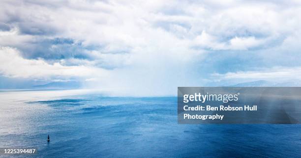 approaching storm - horizon over water 個照片及圖片檔