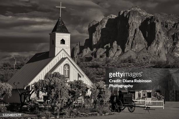 the elvis memorial chapel, built for a 1969 elvis presley movie at superstition mountain museum in arizona - superstition mountains fotografías e imágenes de stock