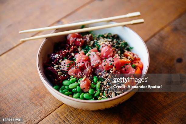 close-up of poke bowl with tuna, edamame beans and vegetables - servierfertig stock-fotos und bilder
