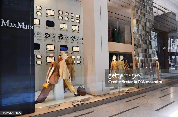 Lijkt op vuurwerk park 610 Max Mara Boutique Stock Photos, High-Res Pictures, and Images - Getty  Images