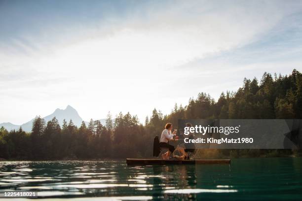 vino en el lago - mesa para dos fotografías e imágenes de stock